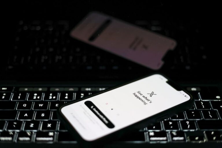 Rede social X suspende 800 milhões de contas em 2024 relacionadas com manipulação