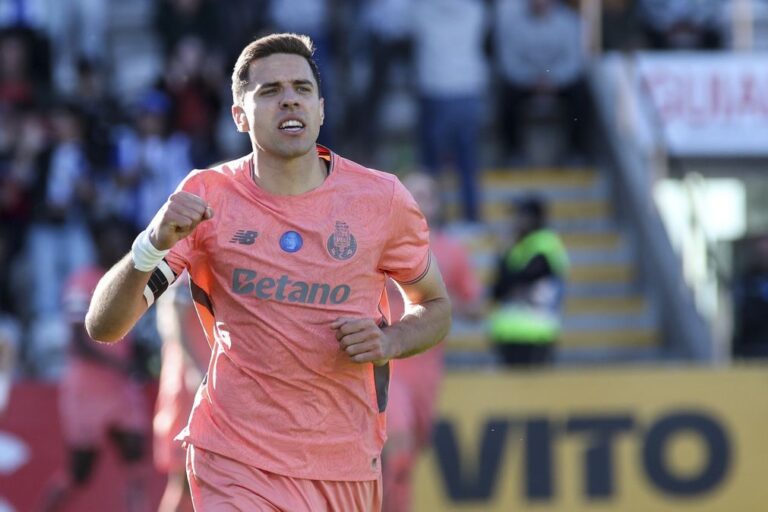 Bednarek integra comitiva do FC Porto para visita ao Benfica