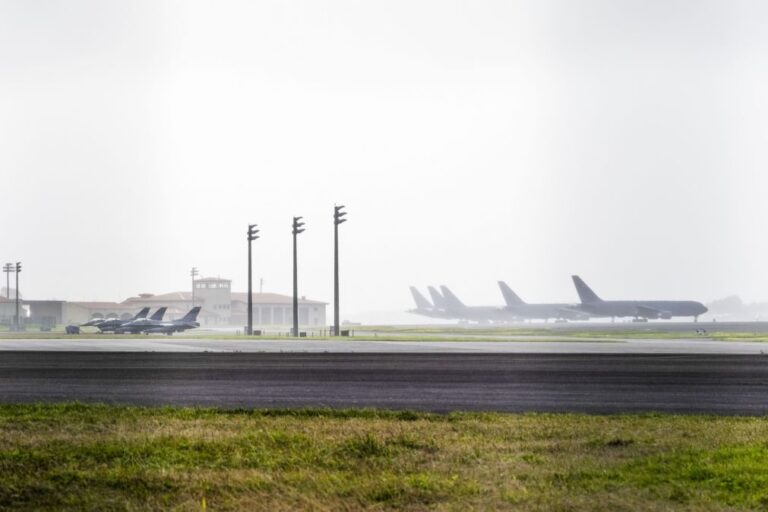 Irão: Carneiro desafia Montenegro a informar o país sobre utilização da base das Lajes