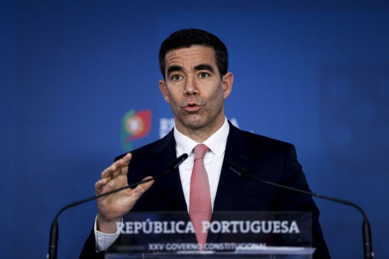 Ministro Leitão Amaro não quer mexer na estrutura regulatória dos media