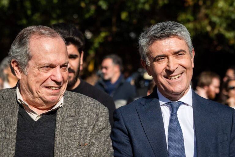 Carlos César volta a ser candidato a presidente do PS mas antecipa 