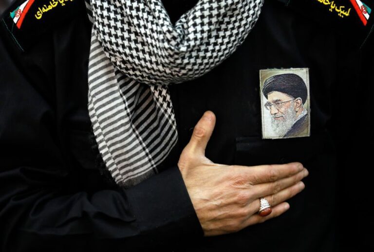 Irão decreta 40 dias de luto e sete feriados pela morte de Ali Khamenei