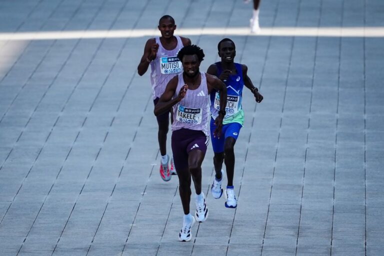 Takele revalida título na maratona de Tóquio, Kosgei vence no setor feminino