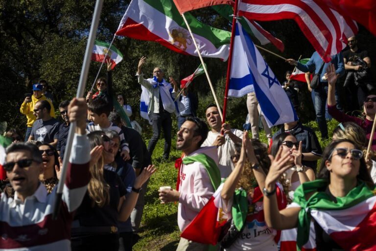 Iranianos celebram morte de 'ayatollah' junto a embaixada em Lisboa