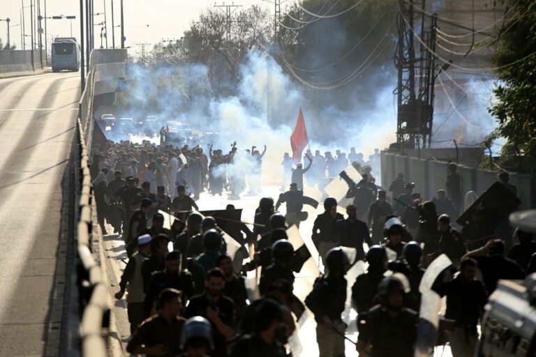 Paquistão decreta recolher obrigatório após protestos por morte de 'ayatollah'