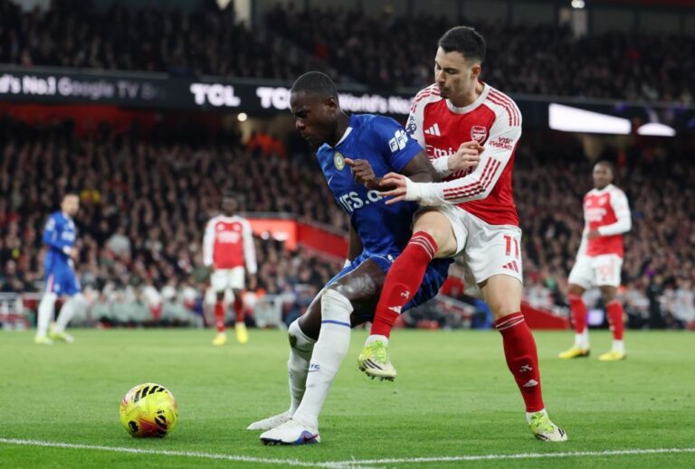 Líder Arsenal vence Chelsea a mantém vantagem para o Manchester City