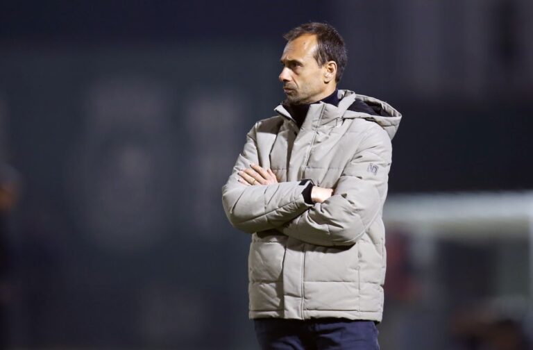 Treinador Hugo Oliveira renova contrato com Famalicão até 2028