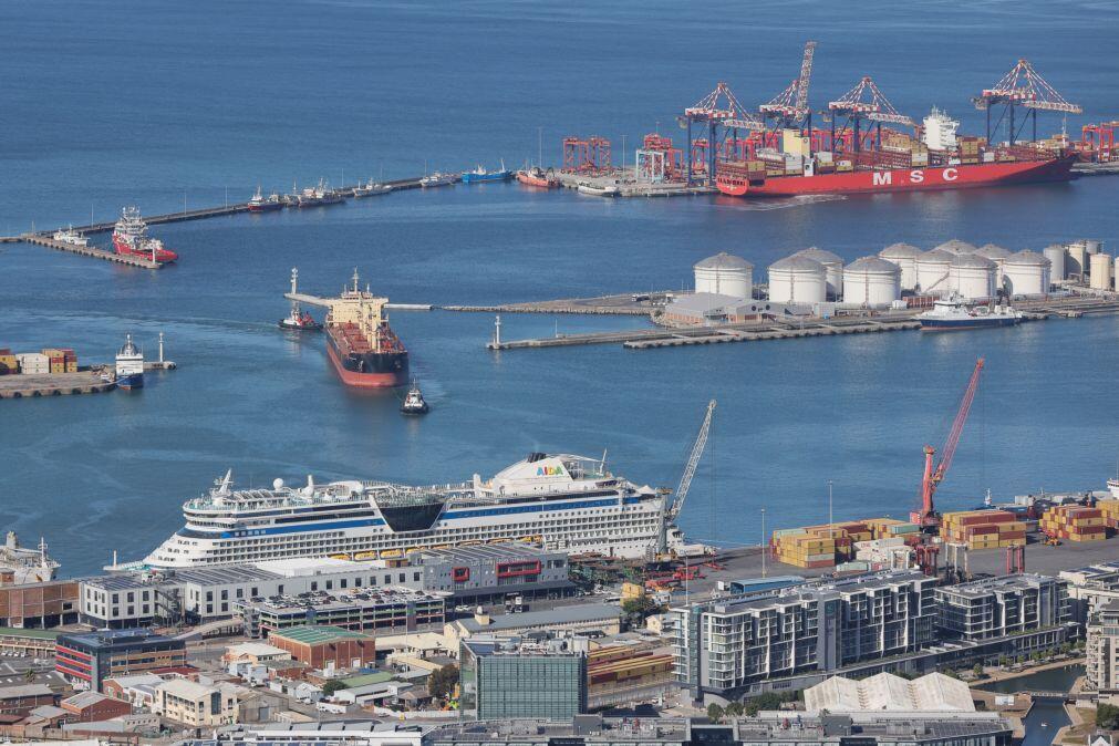 Apenas nove embarcações comerciais atravessam estreito de Ormuz desde segunda-feira