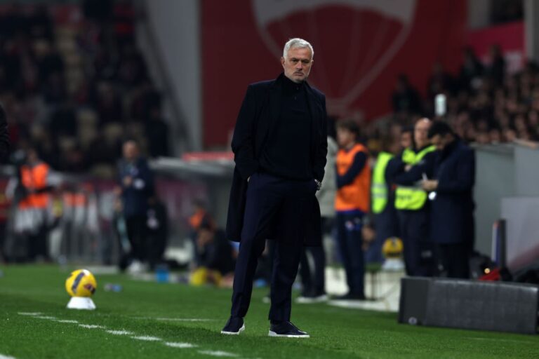 Mourinho faz três alterações no Benfica, Farioli com nova 'revolução' no FC Porto