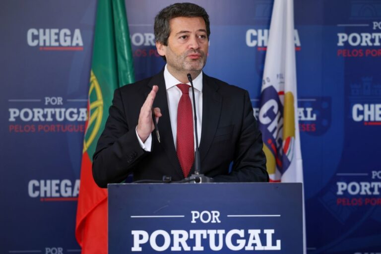 Ventura desafia a Governo a 