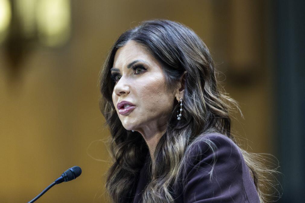 Trump demite secretária de Segurança Interna Kristi Noem após críticas crescentes à sua liderança