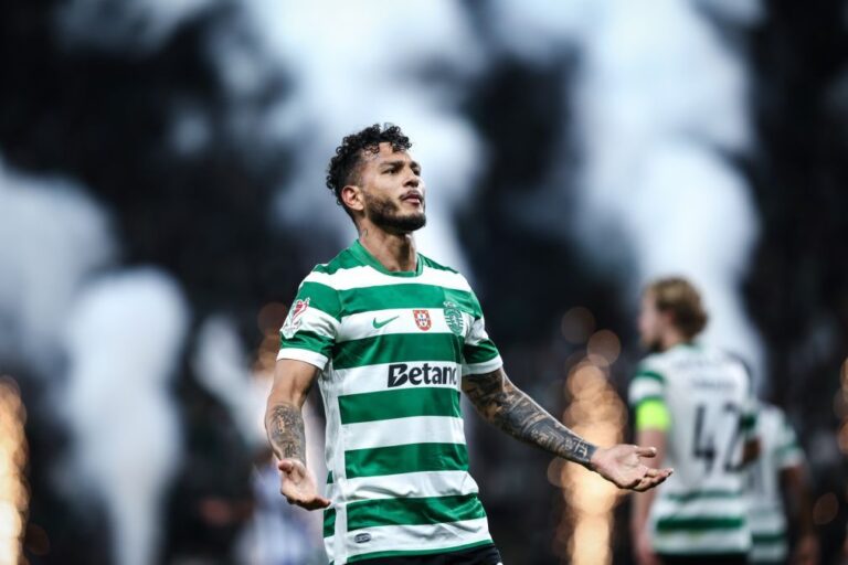 Luis Suárez suspenso por um jogo por gesto no clássico com FC Porto