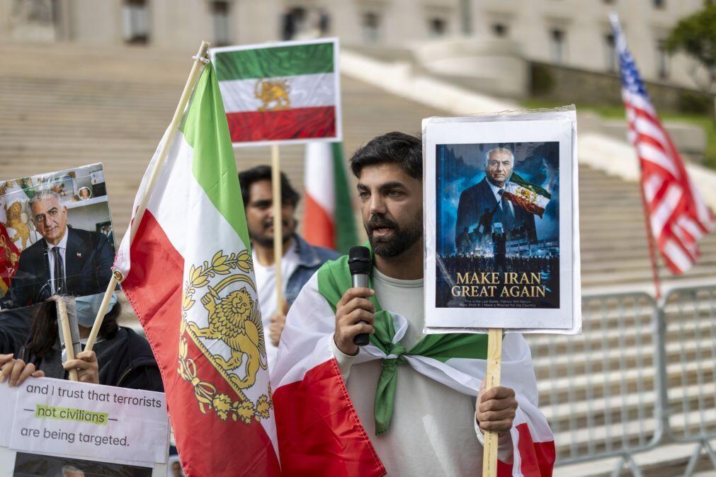 Refugiados junto ao parlamento para pedir expulsão de embaixador iraniano em Lisboa