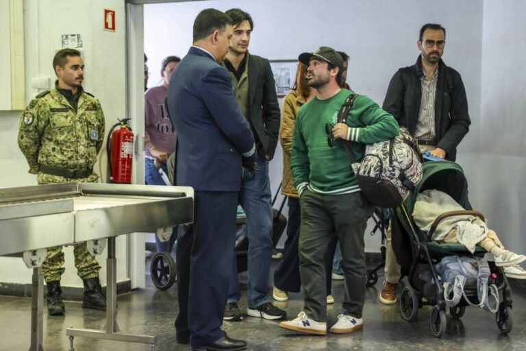 Avião com 147 cidadãos repatriados, a maioria portugueses, aterrou às 10.16 em Lisboa