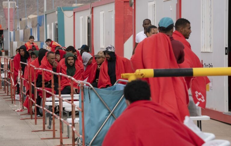 Ordens de expulsão recuam na UE e saídas sobem no 4.º trimestre de 2025