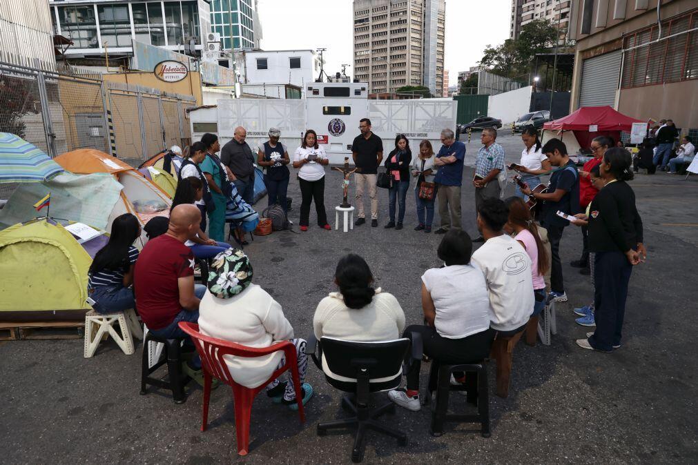 Familiares de presos políticos na Venezuela pedem a Delcy Rodríguez que visite prisão