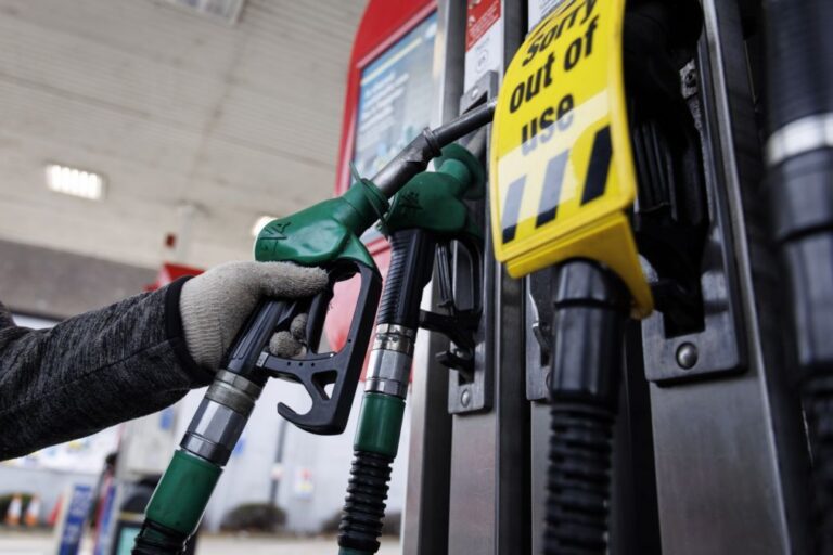 Estados Unidos começam a libertar 172 milhões de barris da reserva de petróleo