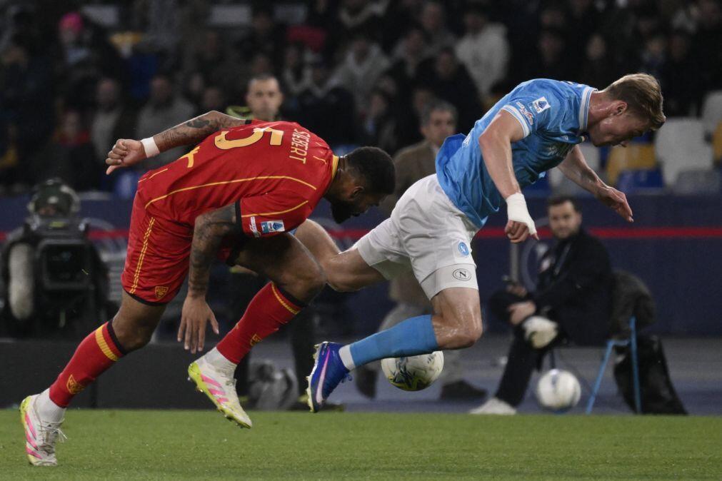Nápoles vence Lecce e reforça terceiro lugar na Liga italiana