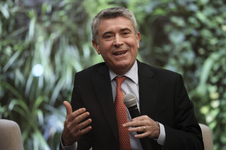 José Luís Carneiro leva mensagem de proximidade à comunidade lusa da Venezuela