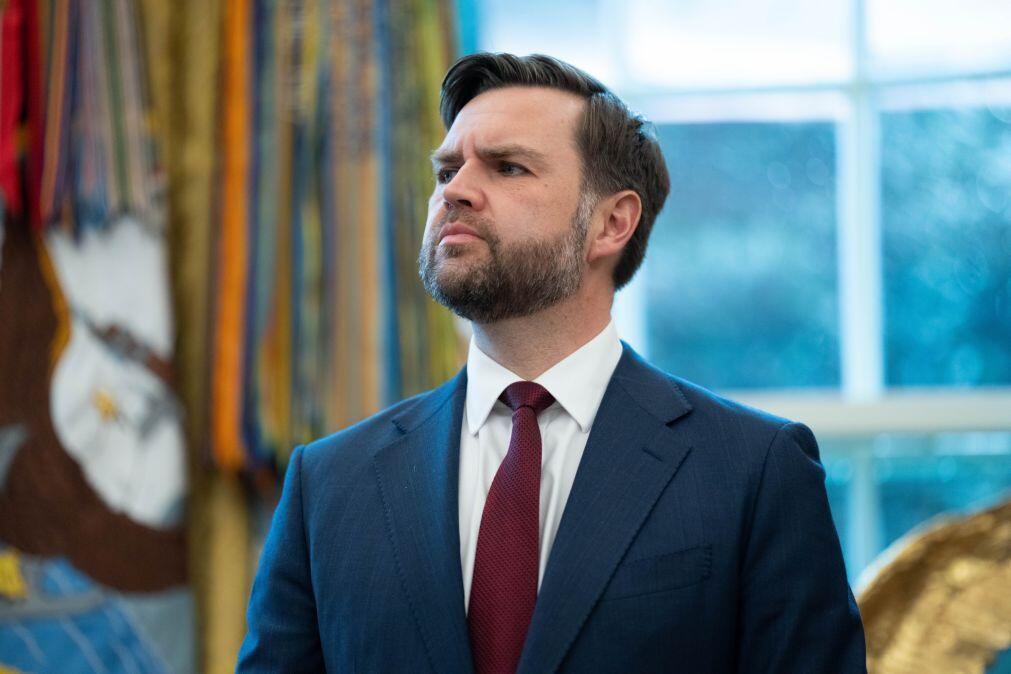Irão: JD Vance afasta guerra prolongada e apoia Trump na demissão de líder de contraterrorismo