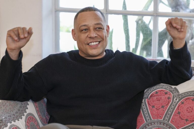 Carlão passa em revista carreira no novo álbum de originais 