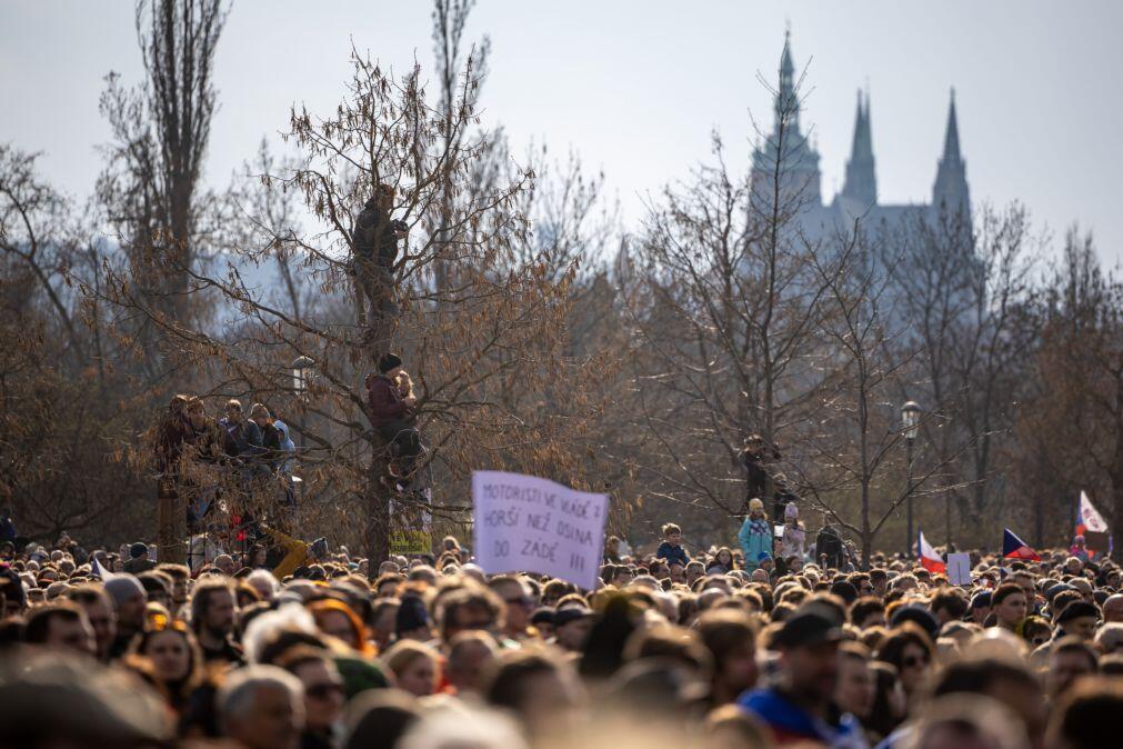 Mais de 150 mil pessoas protestam em Praga contra autoritarismo do Governo checo