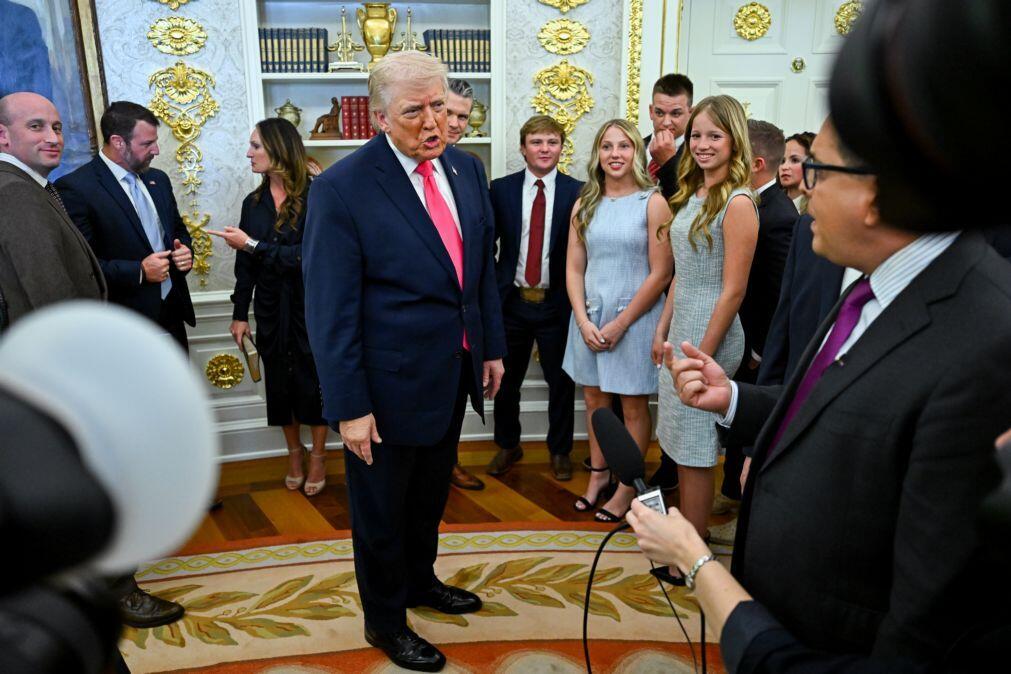 Trump insiste que há negociações e refere “um presente muito grande” de Teerão