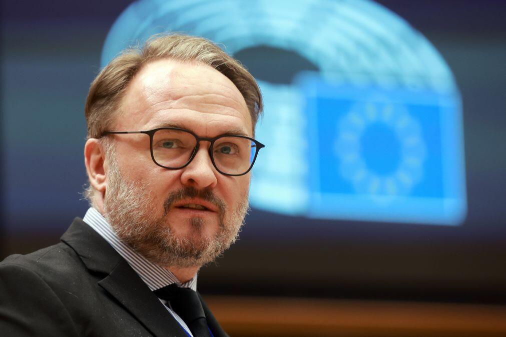 Bruxelas pede que países da UE apoiem consumidores e baixem impostos sobre a luz