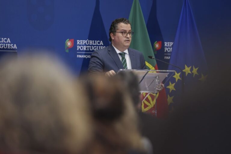 Excedente dá margem para responder às crises das tempestades e Irão -- ministro das Finanças