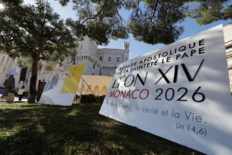 Papa Leão XIV chega ao Principado do Mónaco na sua primeira viagem à Europa