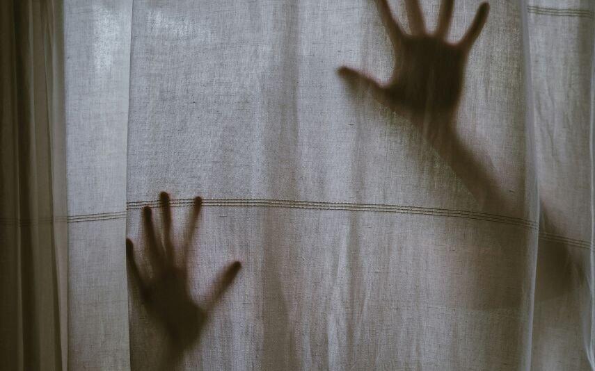 Escândalo Choque! Ator bem conhecido acusado de usar mulher “como escrava sexual”