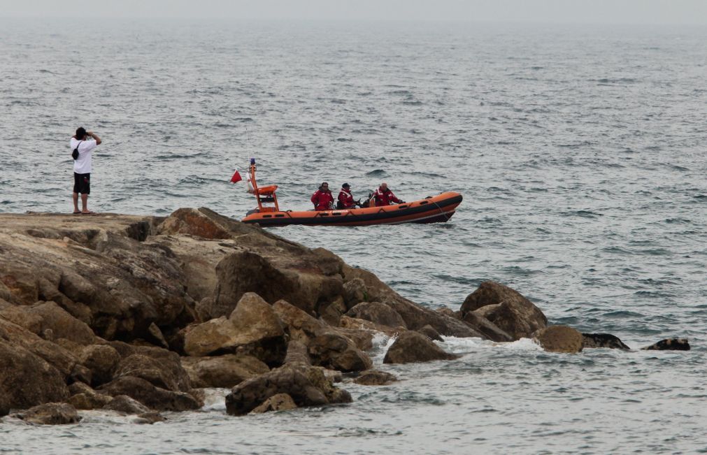 Autoridades suspendem buscas por jovem desaparecido em praia da Costa da Caparica