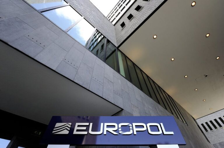 Europol desmantela rede que transportava vietnamitas para a Europa