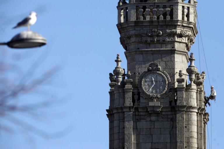 Relógio da Torre dos Clérigos no Porto está parado 