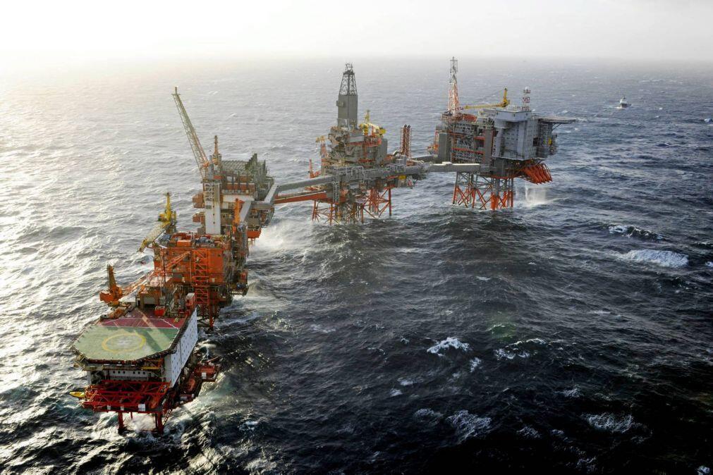 Preço do petróleo Brent volta a ultrapassar os 100 dólares