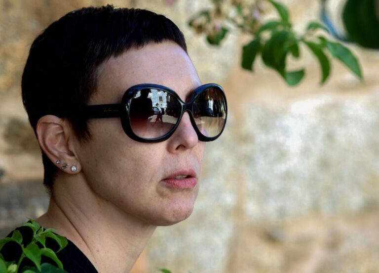 Cantora Adriana Calcanhotto com quatro datas em Portugal em outubro em formato voz e violão