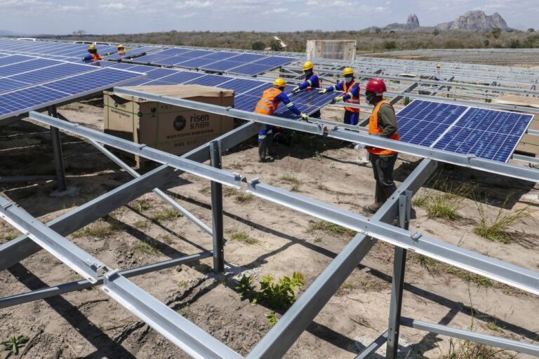 Produção de eletricidade por parques solares em queda em Moçambique