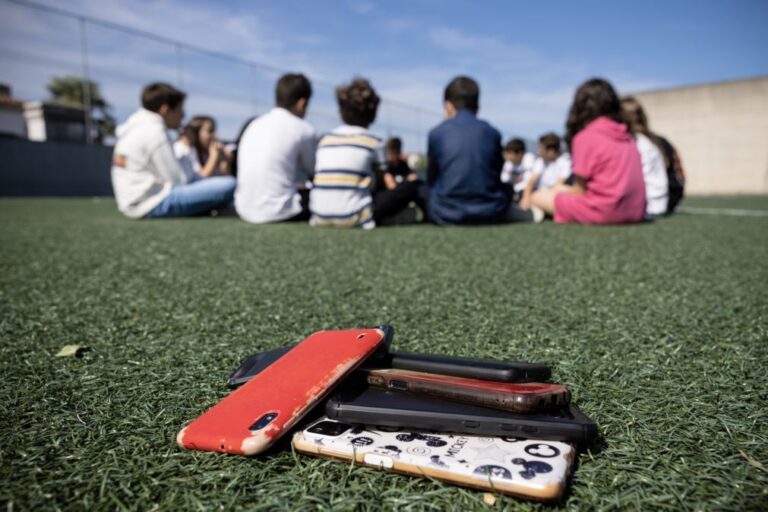 Decisão sobre proibição de 'smartphones' em mais escolas será anunciada nas férias