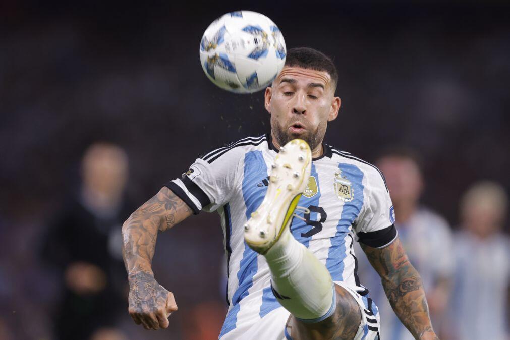 Otamendi marca de penálti na goleada da Argentina, Brasil bate Croácia