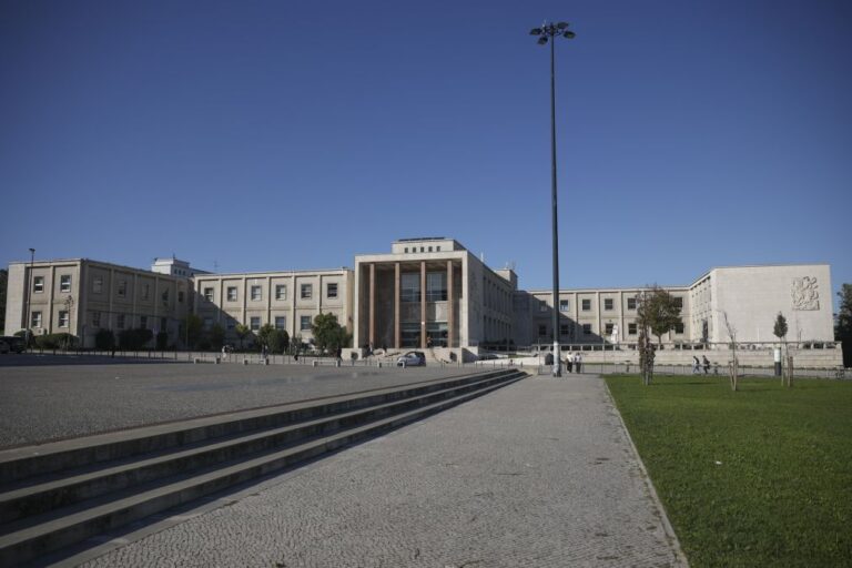Sindicato denuncia cursos em que docentes trabalham mais do que previsto na acreditação