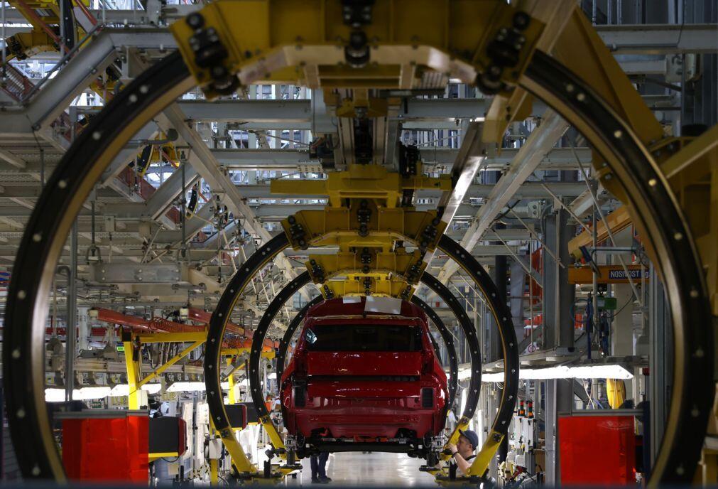 Grupo automóvel Stellantis passa de prejuízo a lucro trimestral de 377 ME