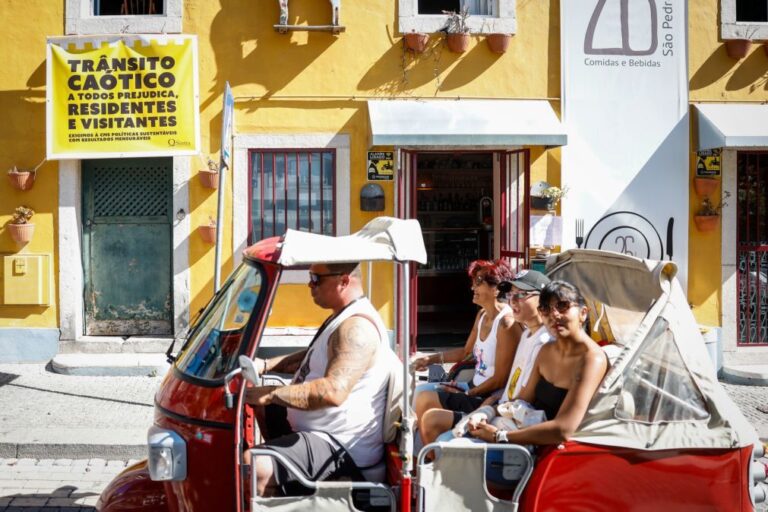 Tuk-tuk em marcha lenta quinta-feira em Sintra contra novas regras de estacionamento