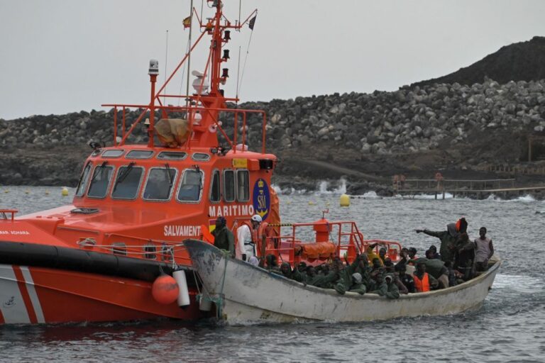 Autoridades espanholas resgatam 136 pessoas ao largo das Canárias
