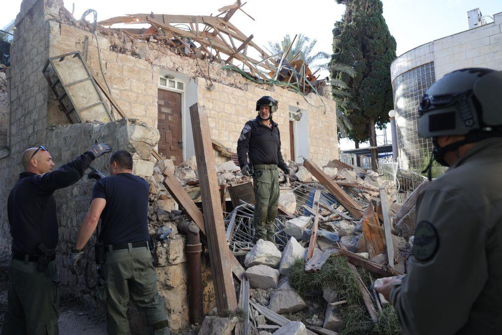Quatro feridos em edifício atingido por míssil iraniano em Israel