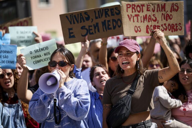 'Influencers' acusados de violar adolescente em 2025 começaram hoje a ser julgados