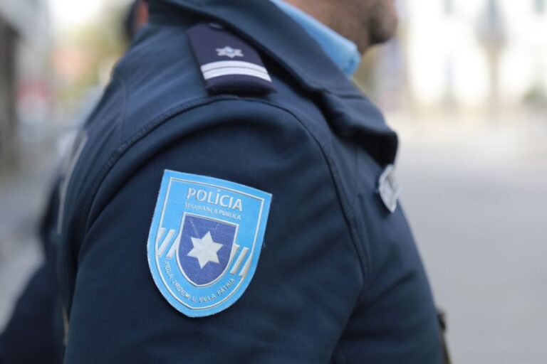 Arrumador de carros que ameaçava cidadãos com x-ato intercetado em Leiria pela PSP
