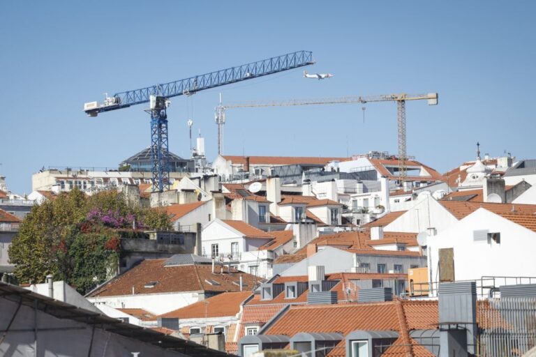 PM/dois anos: Preços das casas sobem cada vez mais sem que governos consigam acabar com a crise