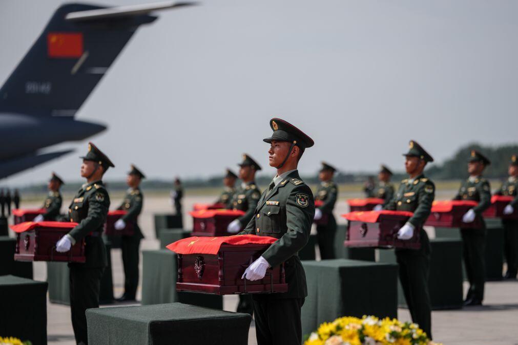 China recebe restos mortais de 12 soldados chineses mortos na Guerra da Coreia