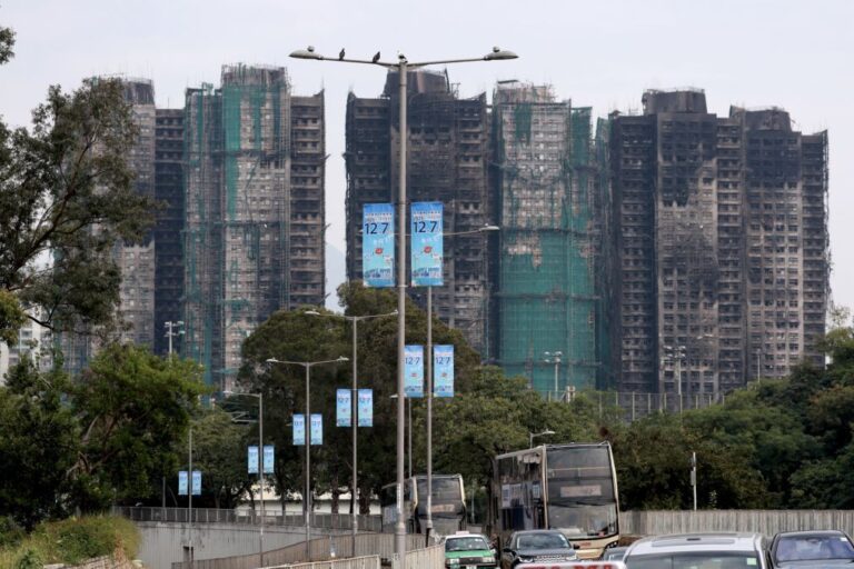 Sobreviventes voltam a apartamentos destruídos meses após incêndio mortal em Hong Kong