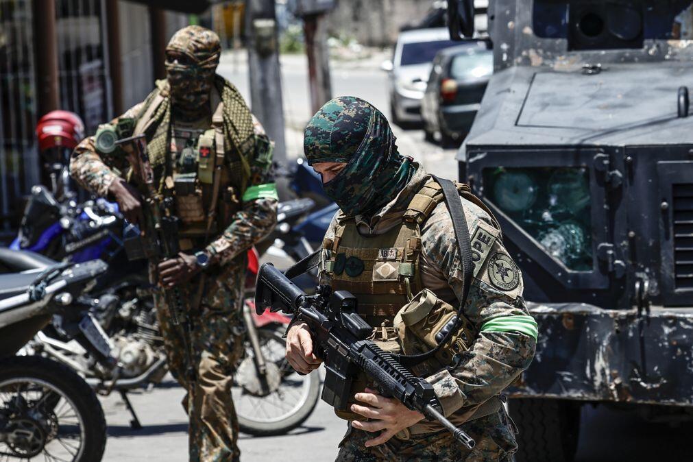 Ação policial no Brasil contra o Comando Vermelho acaba em tiroteio e deixa 200 turistas isolados